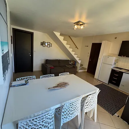 3 Air-conditioned Flat With Pool View