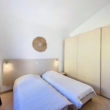 3 Air-conditioned Flat With Pool View Belgodere (Corsica)