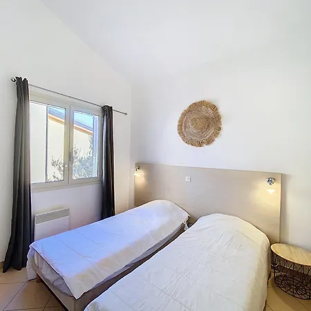 3 Air-conditioned Flat With Pool View *